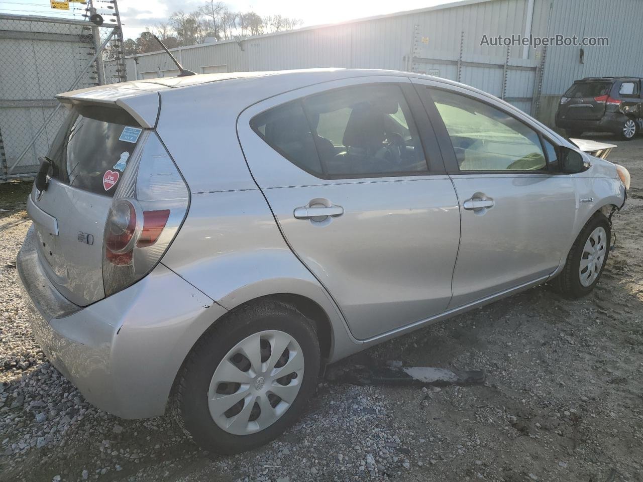 2013 Toyota Prius C  Серебряный vin: JTDKDTB36D1058569