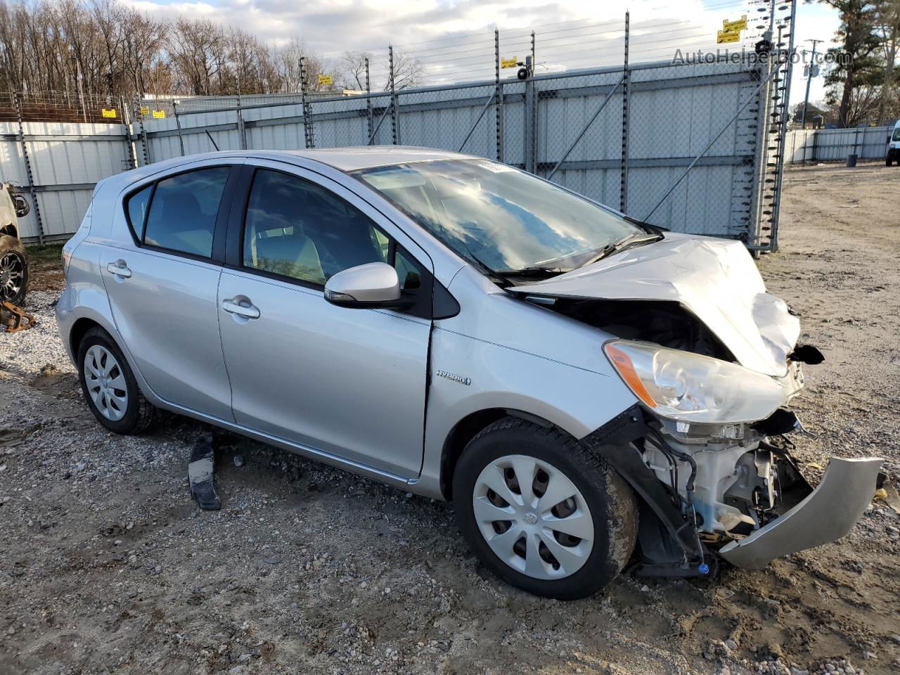 2013 Toyota Prius C  Серебряный vin: JTDKDTB36D1058569