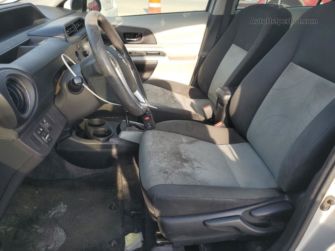 2013 Toyota Prius C  Серебряный vin: JTDKDTB3XD1543149