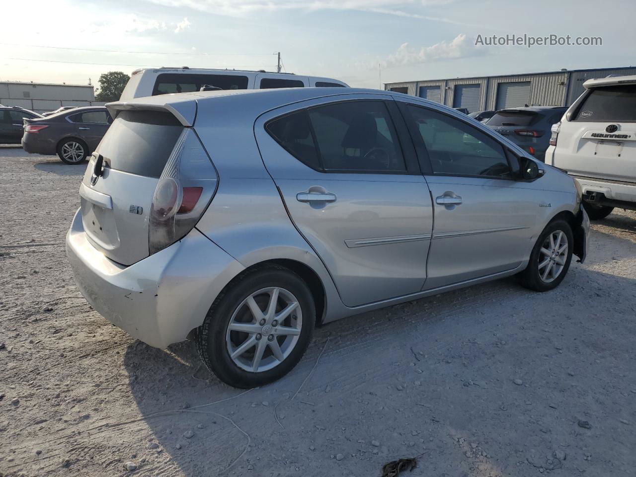 2013 Toyota Prius C  Серебряный vin: JTDKDTB3XD1543149