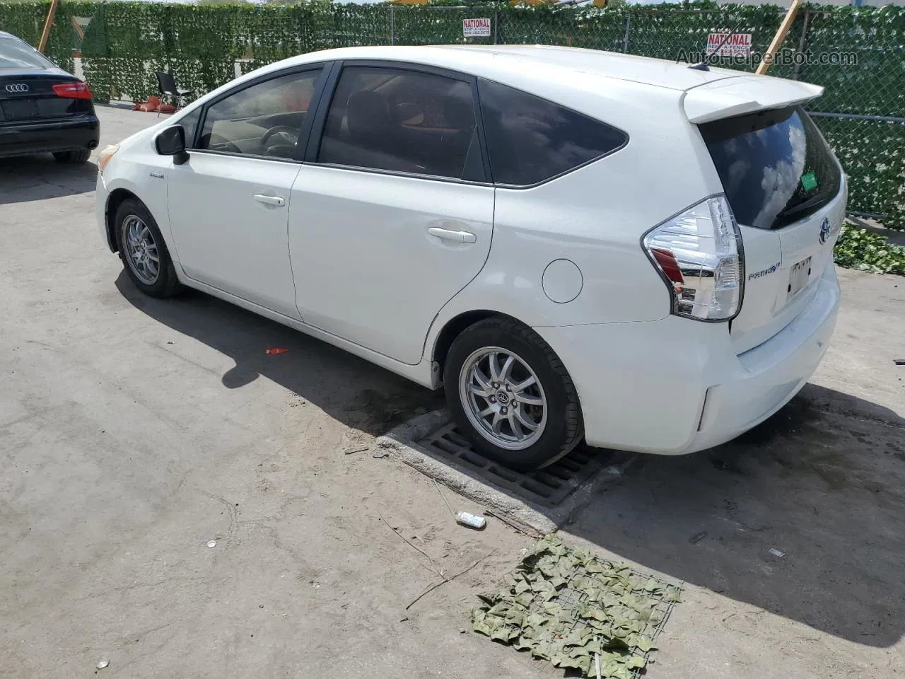 2013 Toyota Prius V  Белый vin: JTDZN3EU0D3192918