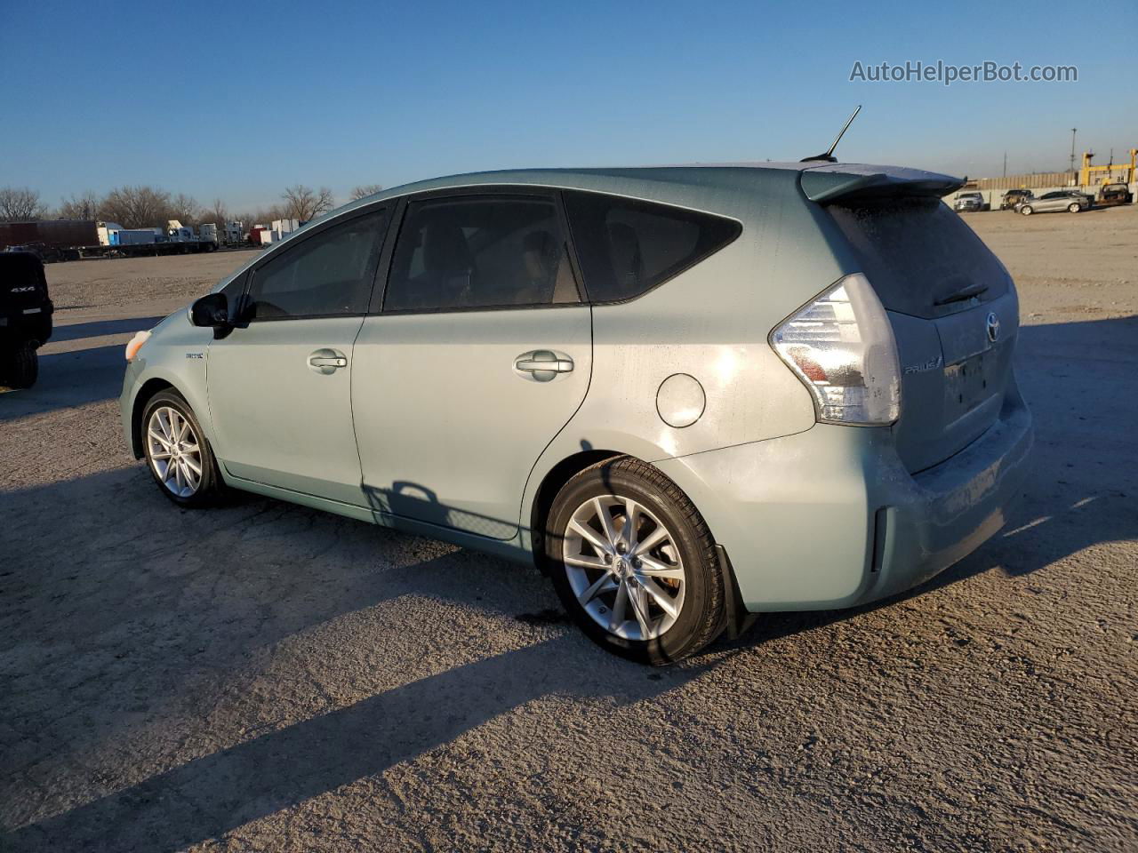 2014 Toyota Prius V  Зеленый vin: JTDZN3EU2EJ005871