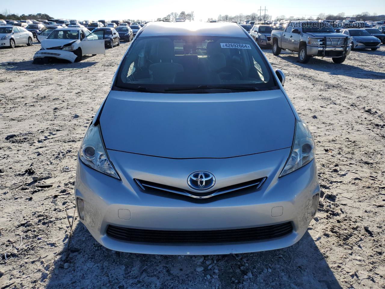 2014 Toyota Prius V  Серебряный vin: JTDZN3EU6E3357906