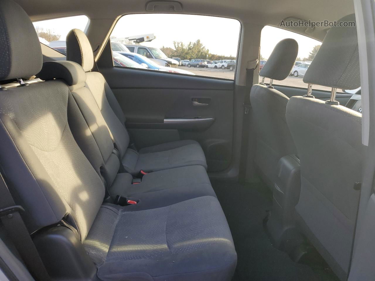 2014 Toyota Prius V  Серебряный vin: JTDZN3EU7E3327457