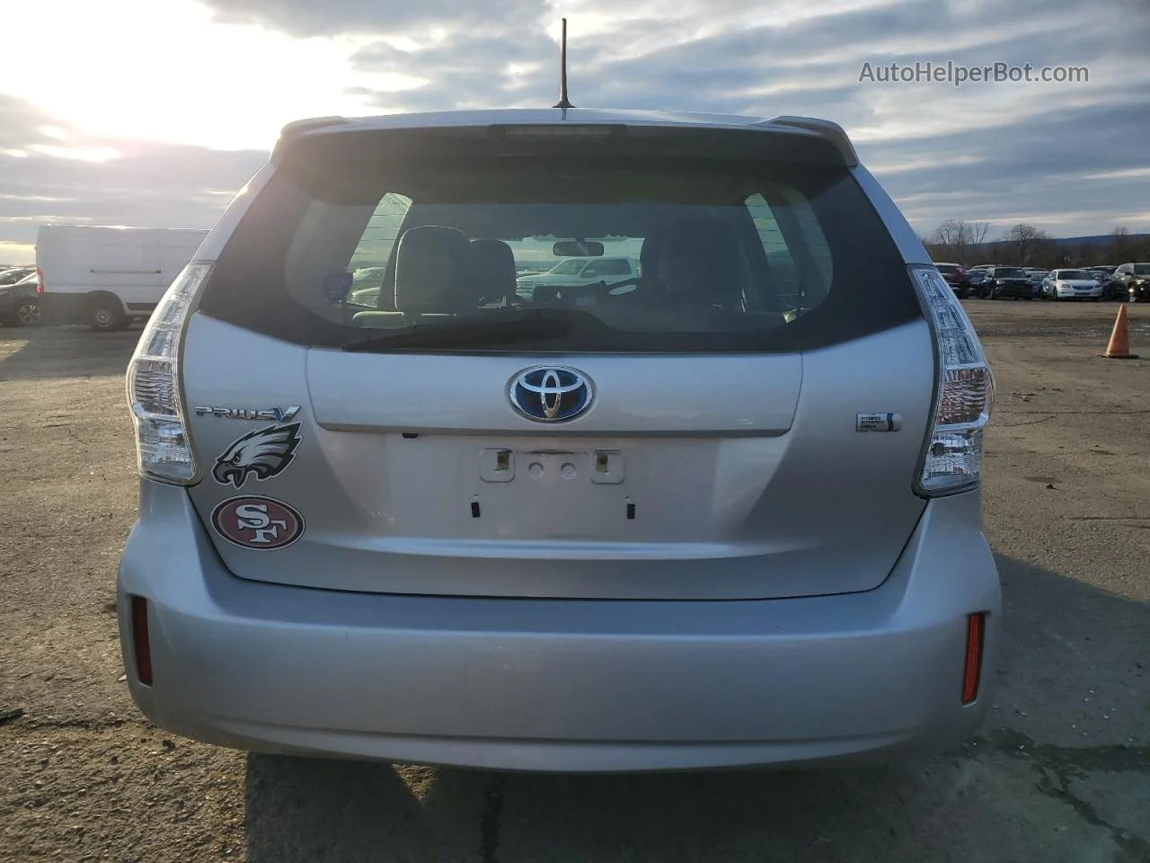 2014 Toyota Prius V  Серебряный vin: JTDZN3EU7E3327457