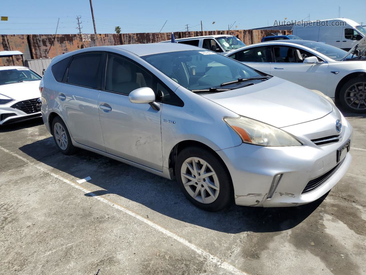 2013 Toyota Prius V  Серебряный vin: JTDZN3EU9D3258382