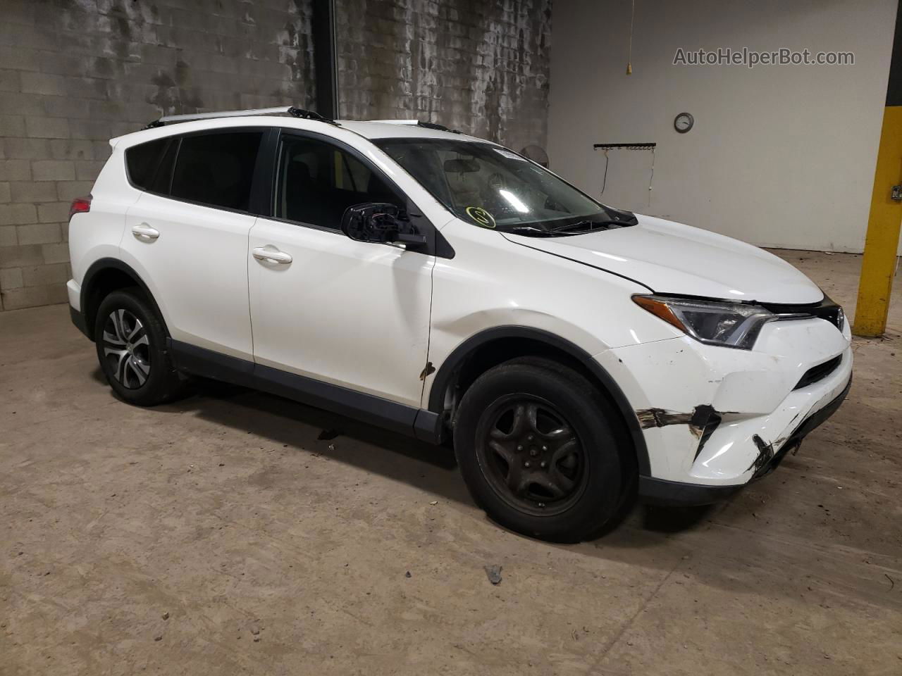 2016 Toyota Rav4 Le Белый vin: JTMBFREV8GD191590