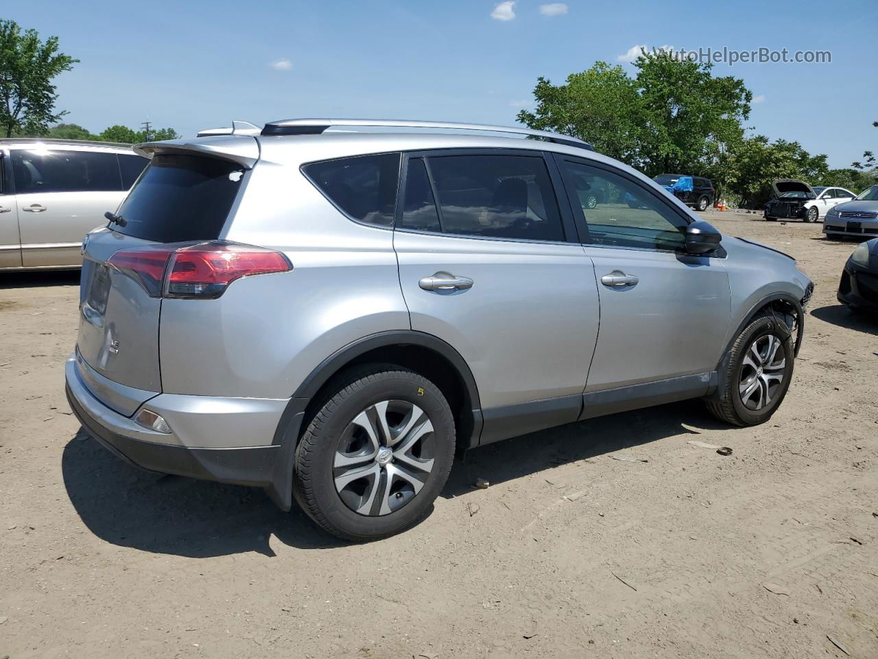 2018 Toyota Rav4 Le Silver vin: JTMBFREV8JJ200037