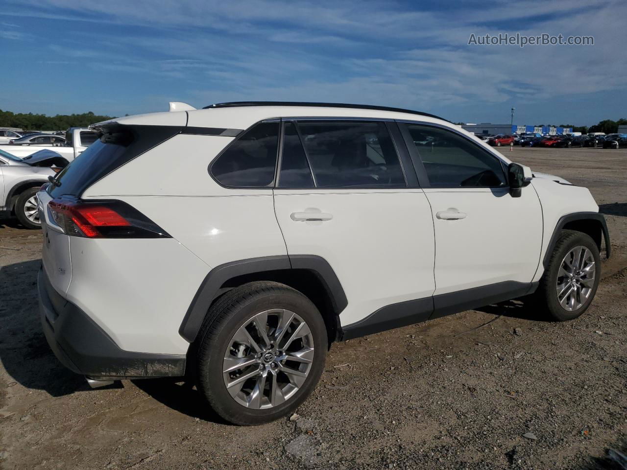 2019 Toyota Rav4 Xle Premium White vin: JTMC1RFV2KD510671