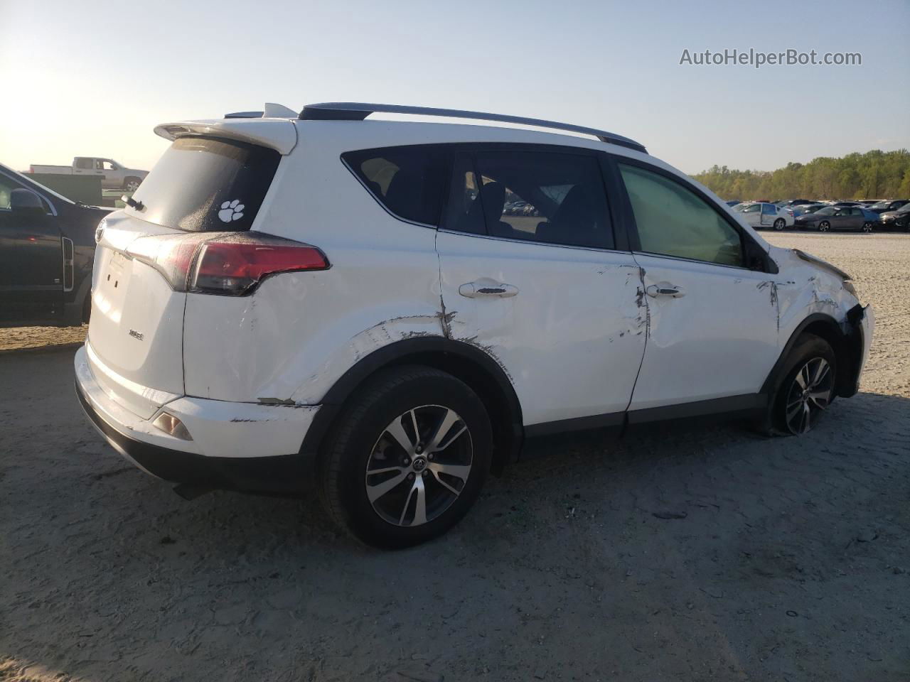 2017 Toyota Rav4 Xle White vin: JTMWFREV1HD104874