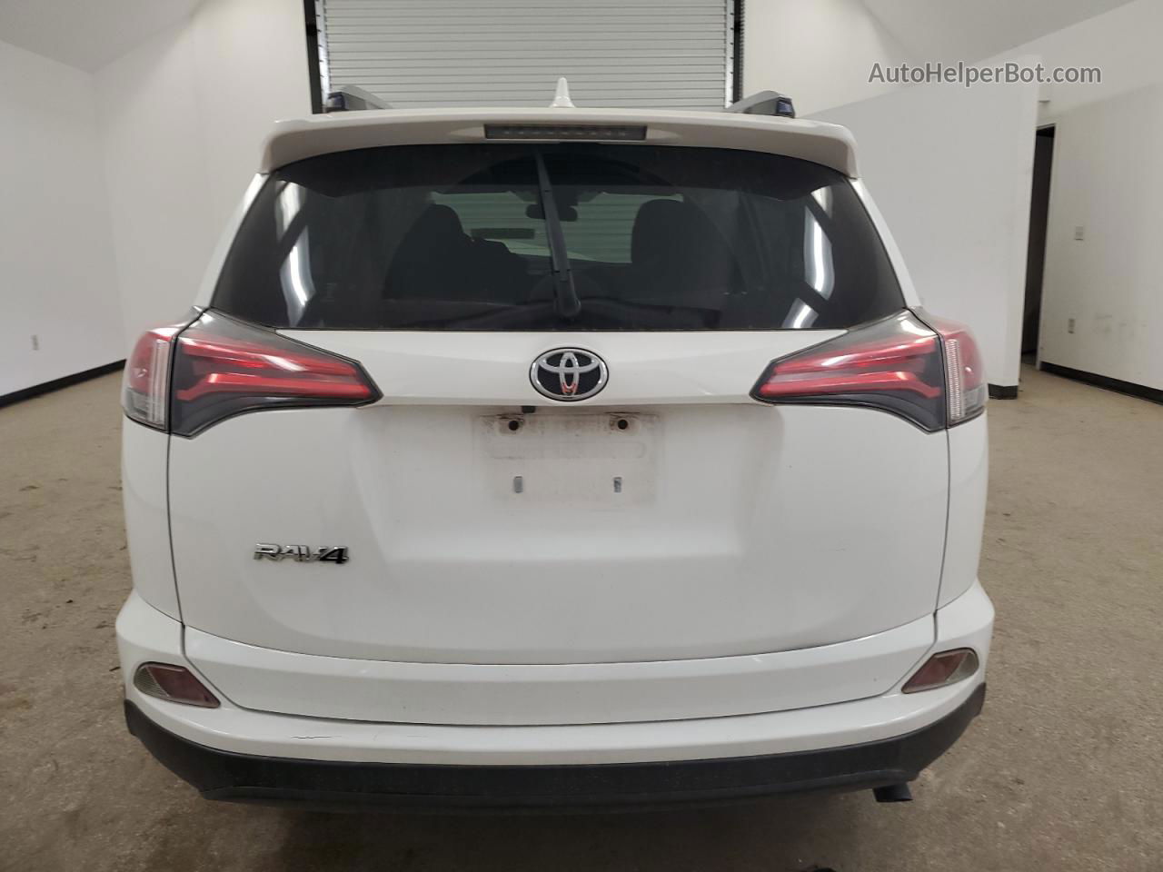 2018 Toyota Rav4 Le White vin: JTMZFREV1JJ179336