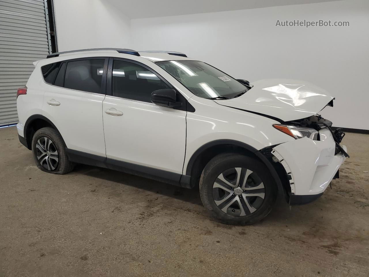 2018 Toyota Rav4 Le Белый vin: JTMZFREV1JJ179336