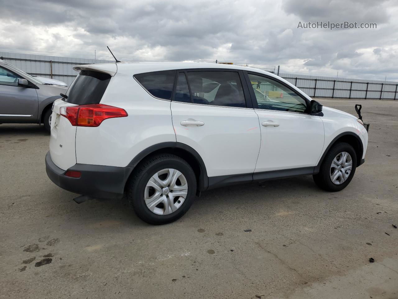 2015 Toyota Rav4 Le White vin: JTMZFREV2FJ025810