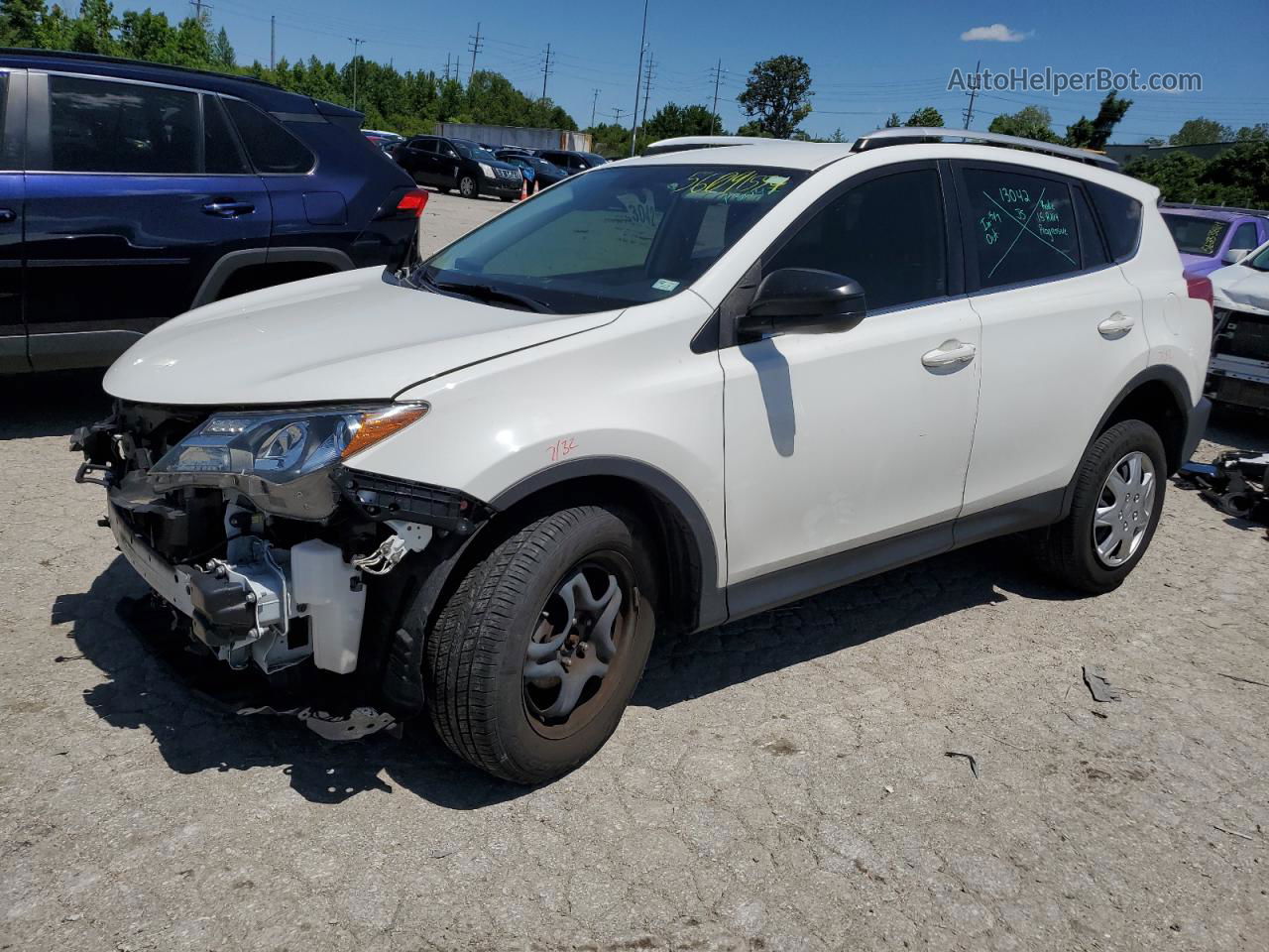 2015 Toyota Rav4 Le White vin: JTMZFREV4FJ052846