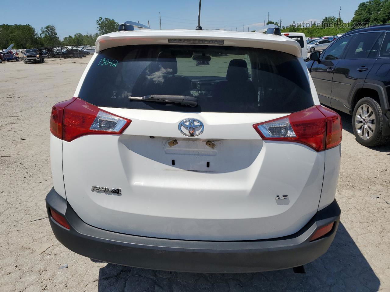 2015 Toyota Rav4 Le White vin: JTMZFREV4FJ052846