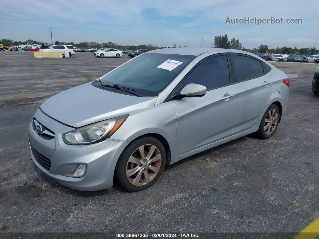 2013 Hyundai Accent Gls Серебряный vin: KMHCU4AE1DU305097