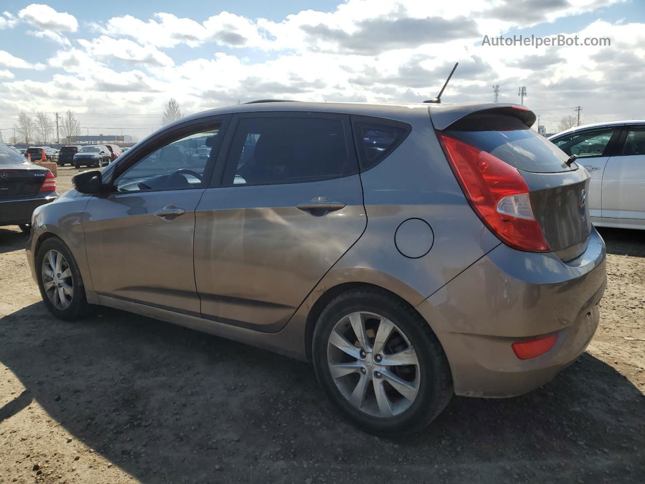 2013 Hyundai Accent Gls Золотой vin: KMHCU5AE2DU093817