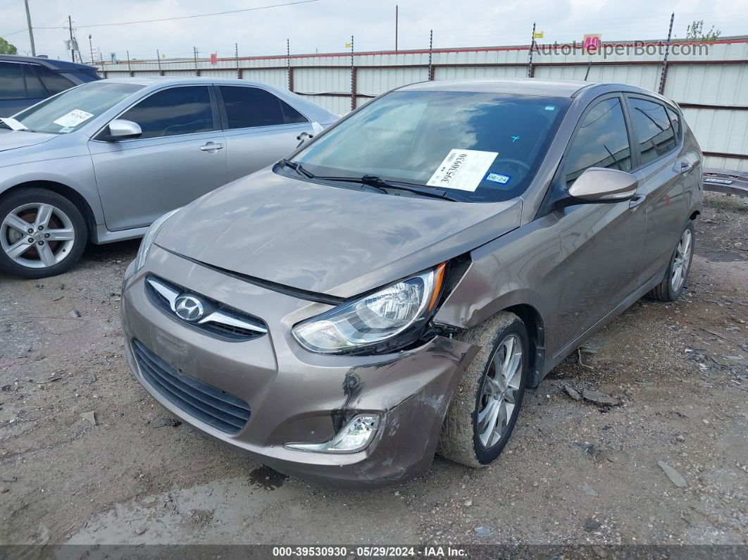 2013 Hyundai Accent Se Tan vin: KMHCU5AE9DU066873