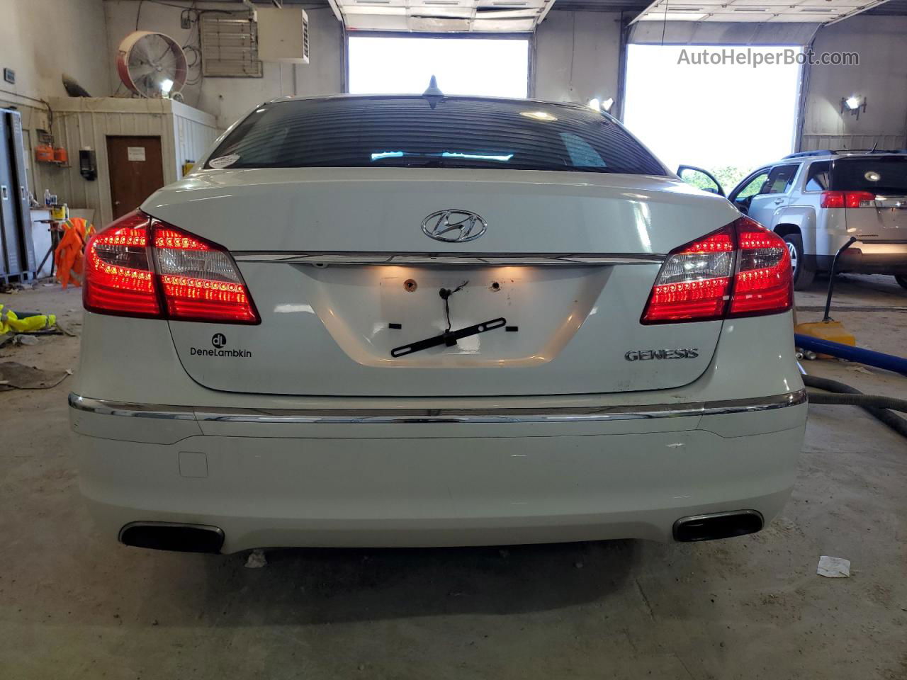 2013 Hyundai Genesis 3.8l White vin: KMHGC4DD1DU228061