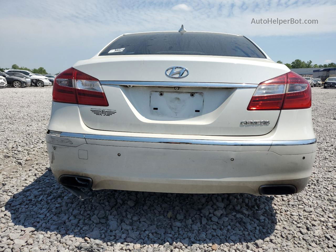 2013 Hyundai Genesis 3.8l Белый vin: KMHGC4DD1DU247564