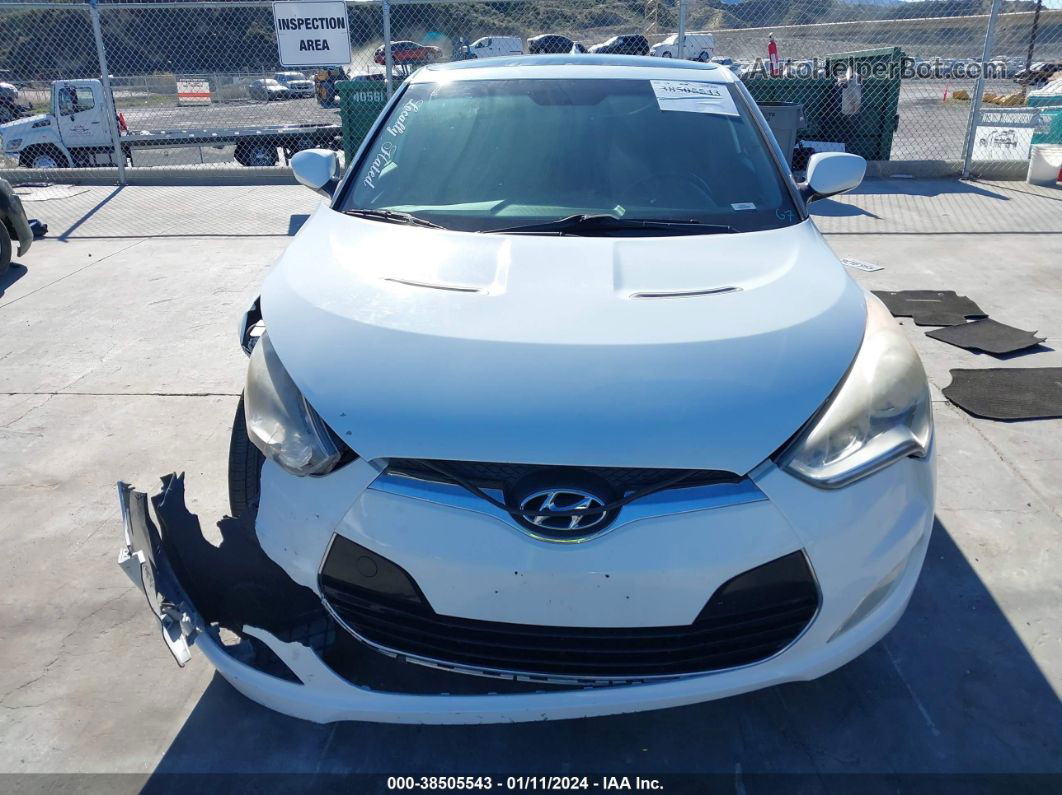 2013 Hyundai Veloster Base W/black White vin: KMHTC6AD3DU146492