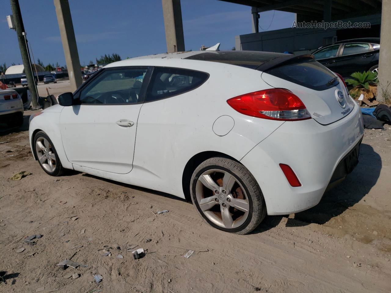 2013 Hyundai Veloster  White vin: KMHTC6AD4DU162345