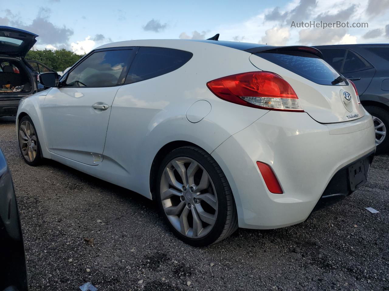 2013 Hyundai Veloster  White vin: KMHTC6AD9DU131379