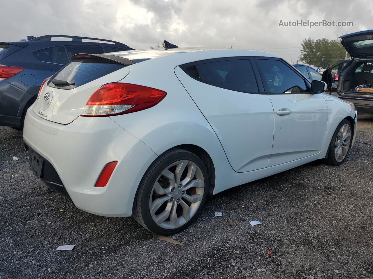 2013 Hyundai Veloster  White vin: KMHTC6AD9DU131379