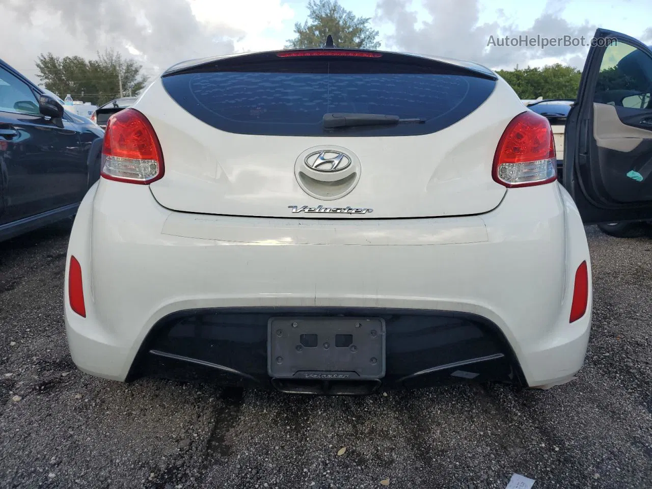 2013 Hyundai Veloster  White vin: KMHTC6AD9DU131379