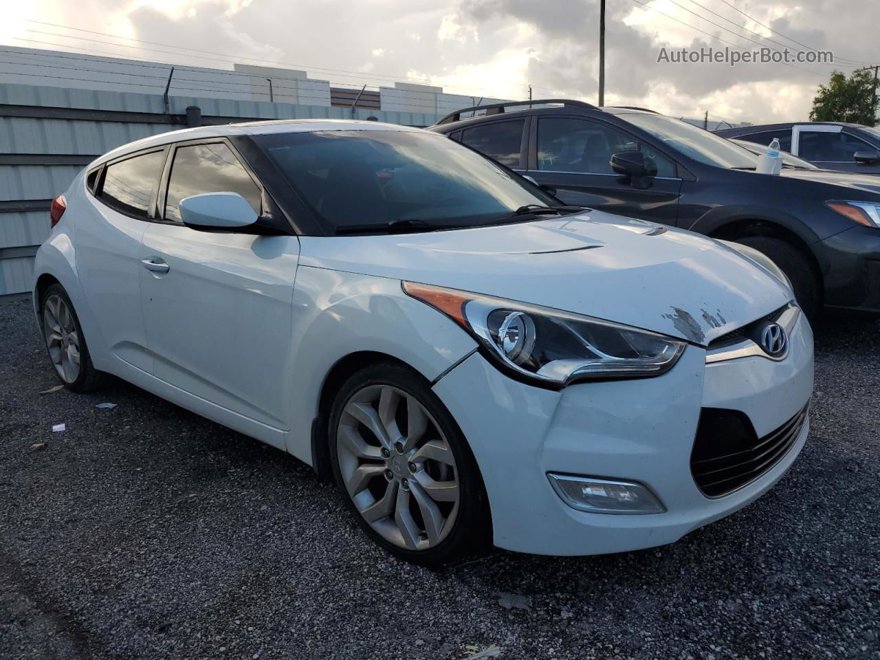 2013 Hyundai Veloster  White vin: KMHTC6AD9DU131379