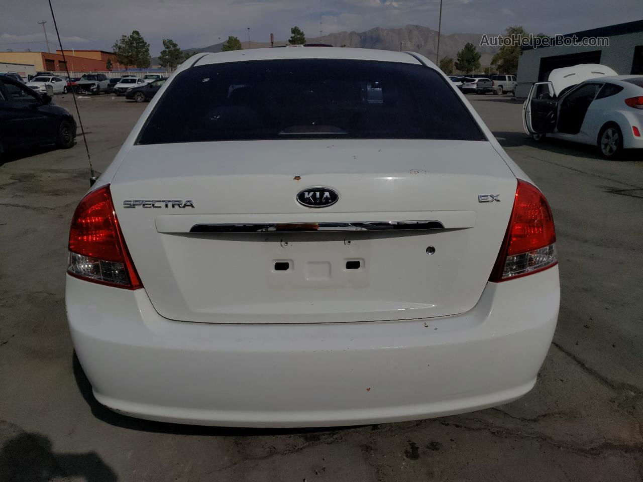 2009 Kia Spectra Ex White vin: KNAFE222X95613584