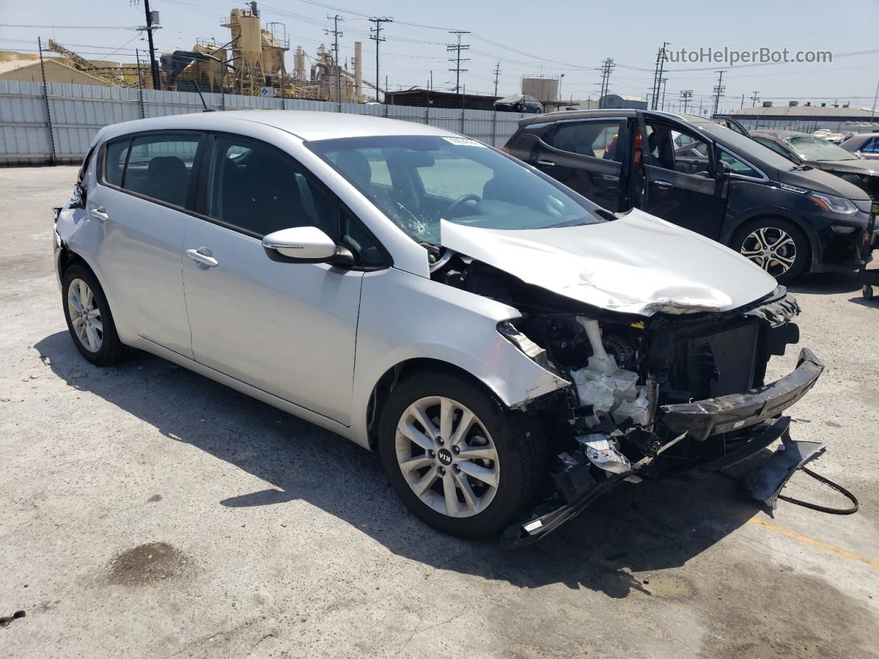 2017 Kia Forte Lx Серебряный vin: KNAFK5A87H5686863