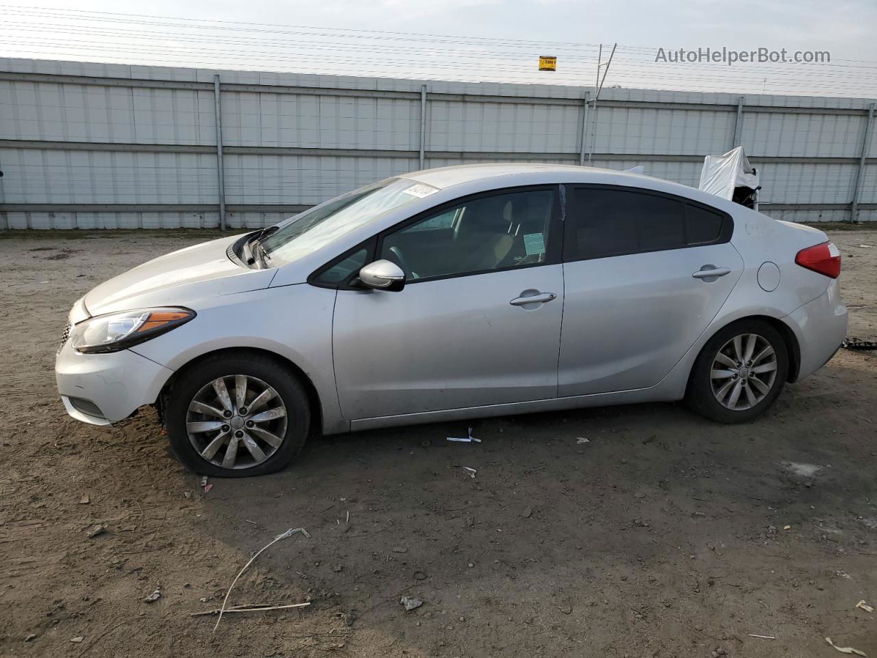 2016 Kia Forte Lx Серебряный vin: KNAFX4A63G5485390