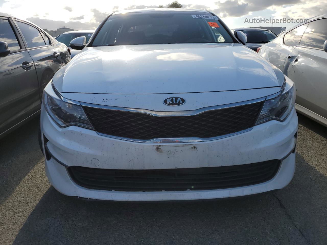 2018 Kia Optima Lx White vin: KNAGT4L33J5202562