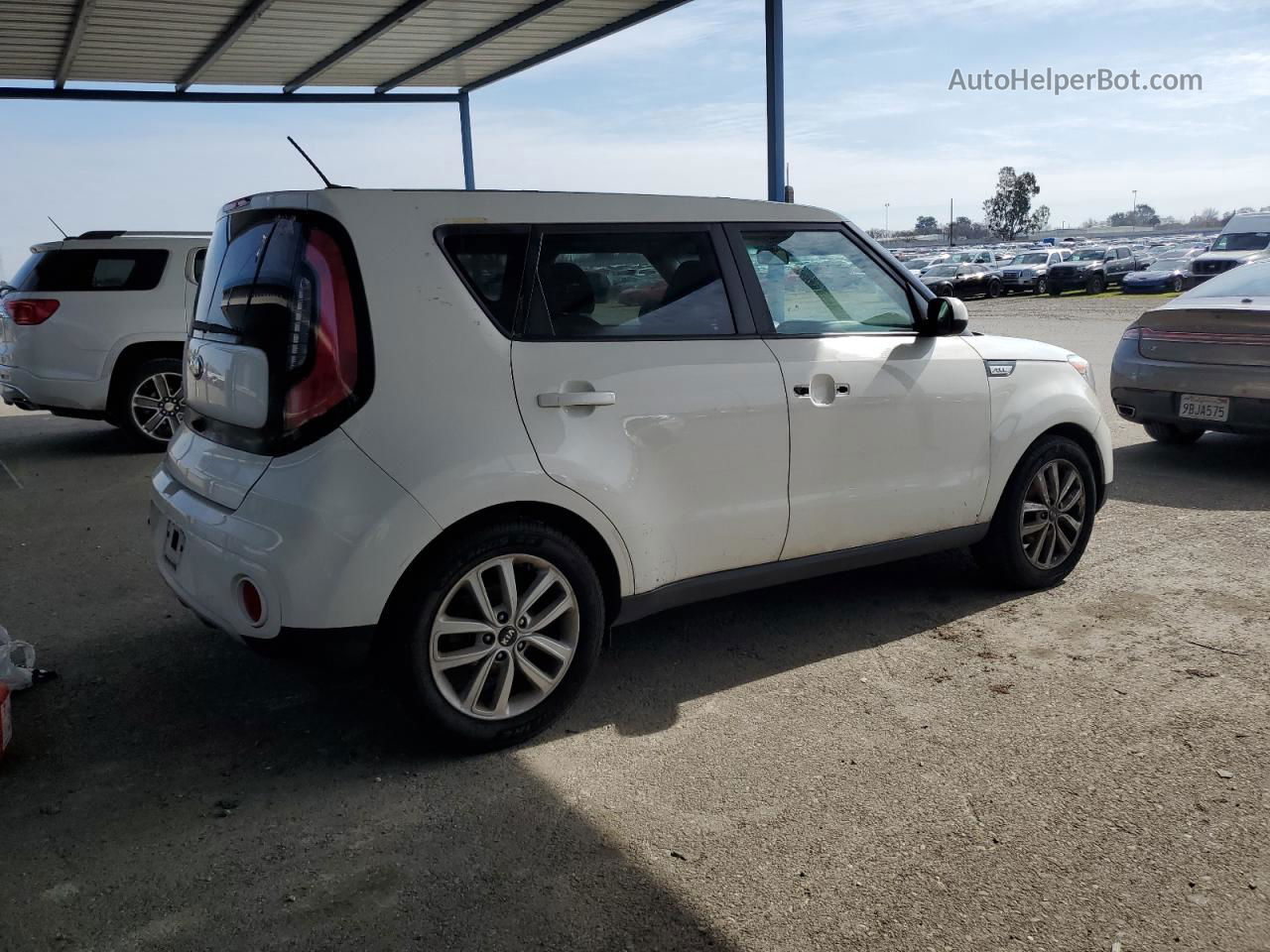2019 Kia Soul + White vin: KNDJP3A52K7665830