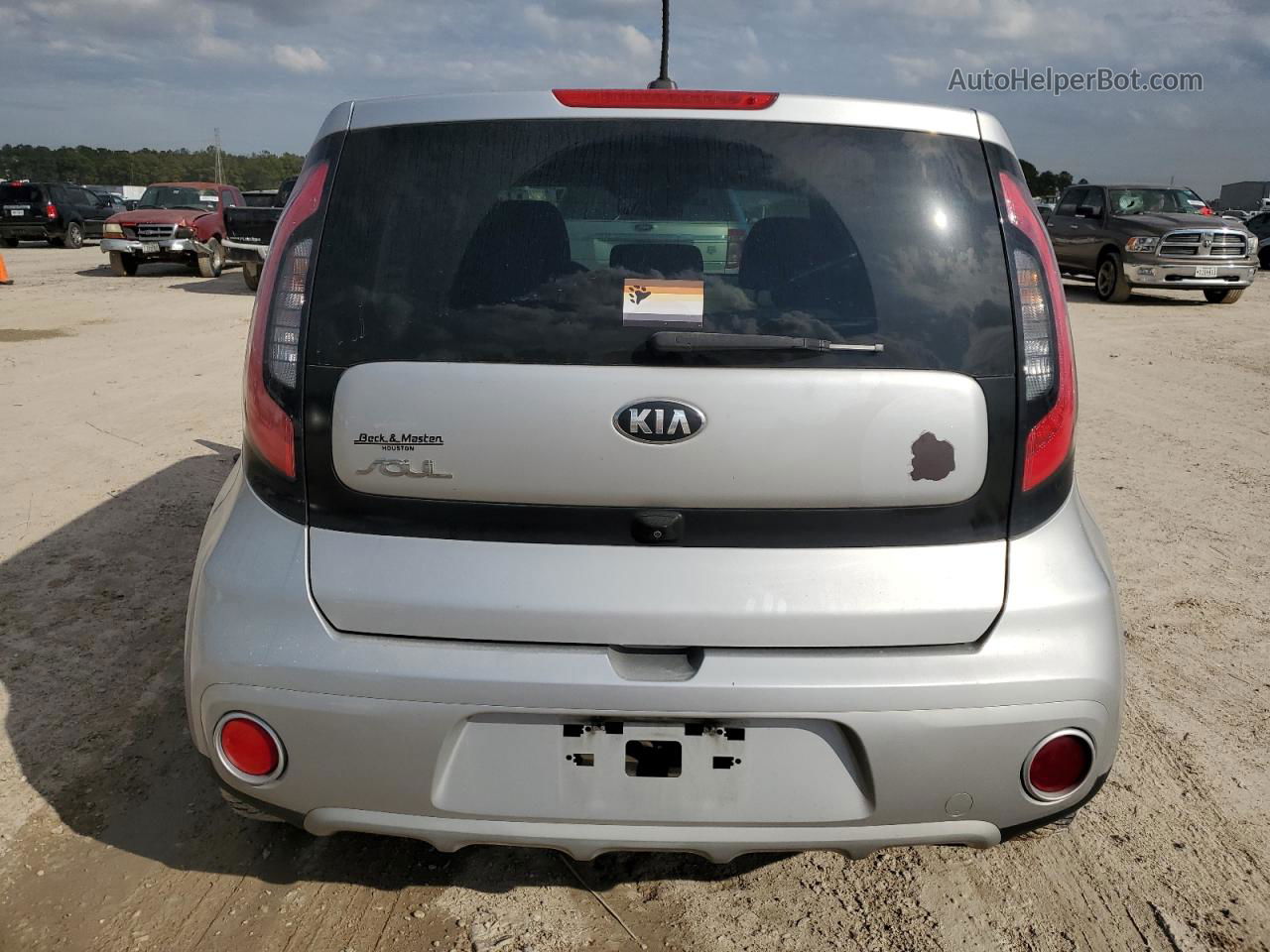 2019 Kia Soul + Серебряный vin: KNDJP3A56K7019139