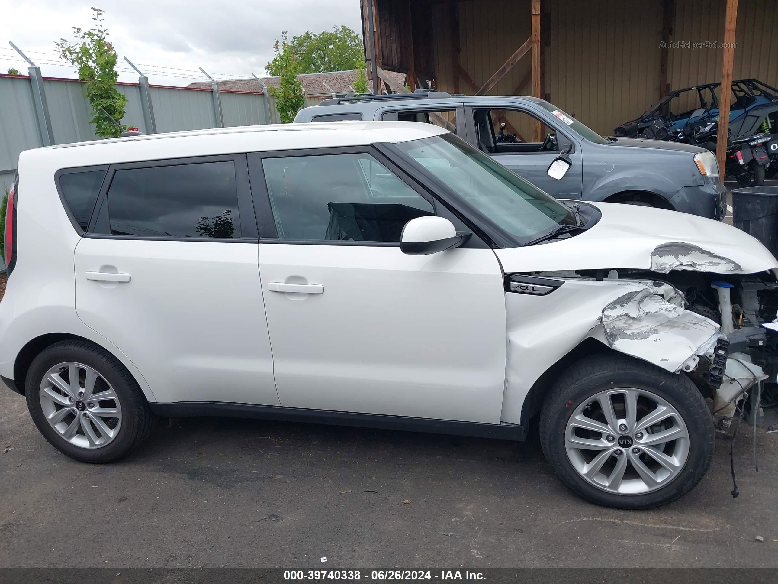 2019 Kia Soul + White vin: KNDJP3A58K7668327