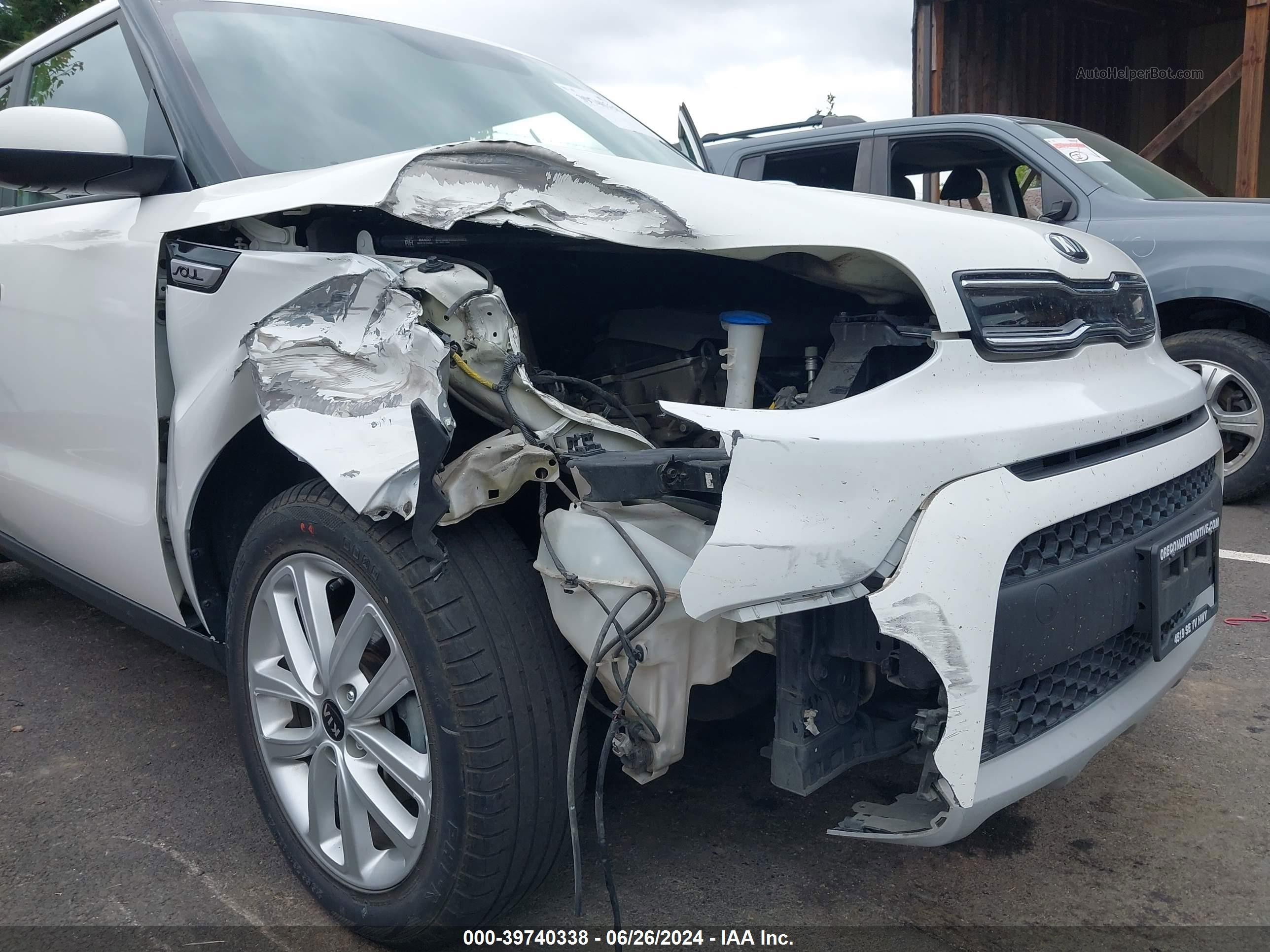 2019 Kia Soul + White vin: KNDJP3A58K7668327