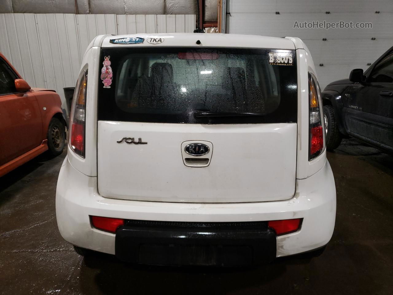 2010 Kia Soul  White vin: KNDJT2A10A7140377