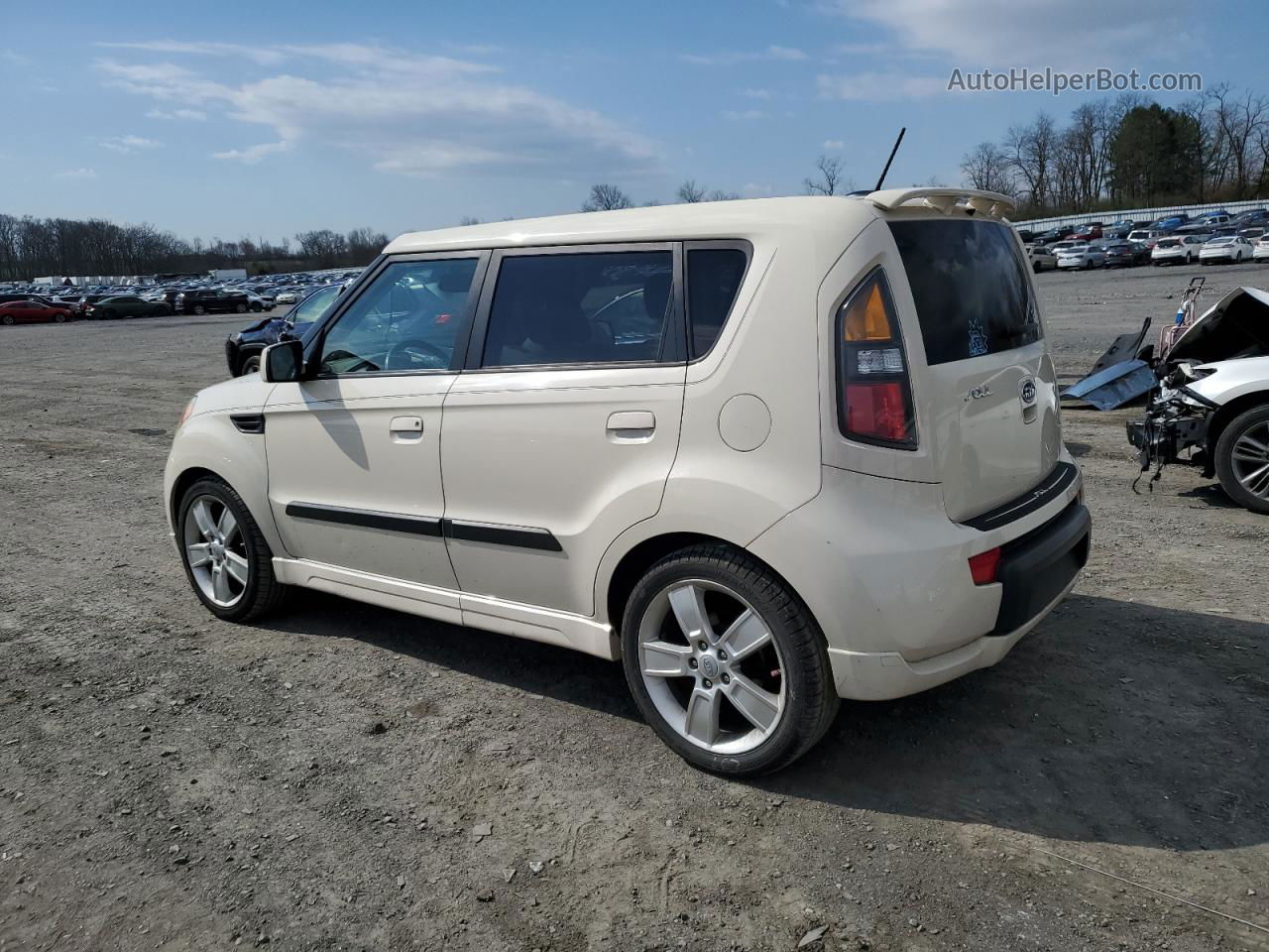 2010 Kia Soul + White vin: KNDJT2A20A7178751