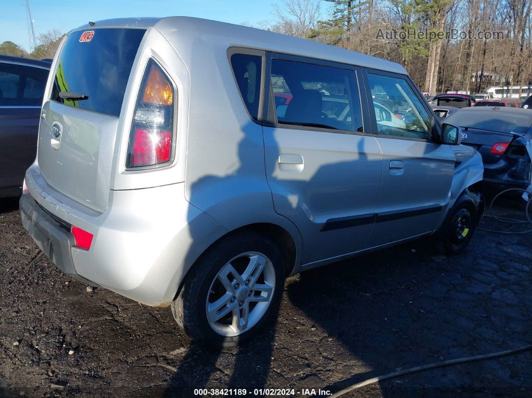 2010 Kia Soul + Silver vin: KNDJT2A21A7043648