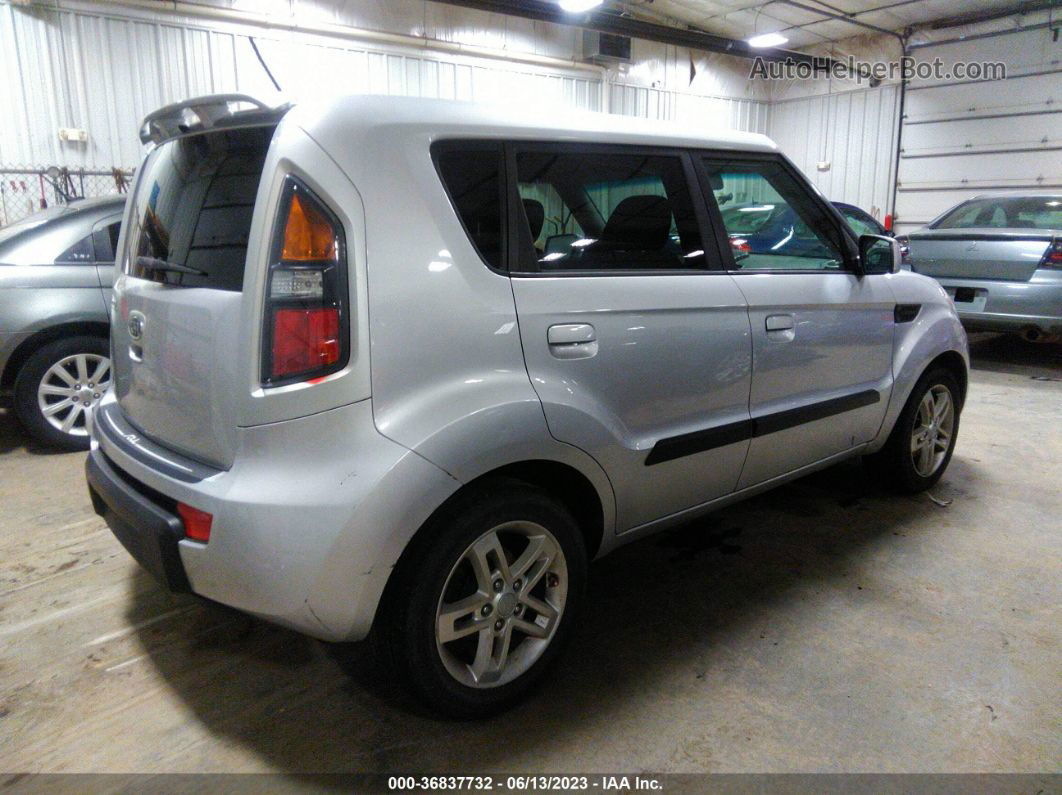 2010 Kia Soul + Серебряный vin: KNDJT2A21A7137772