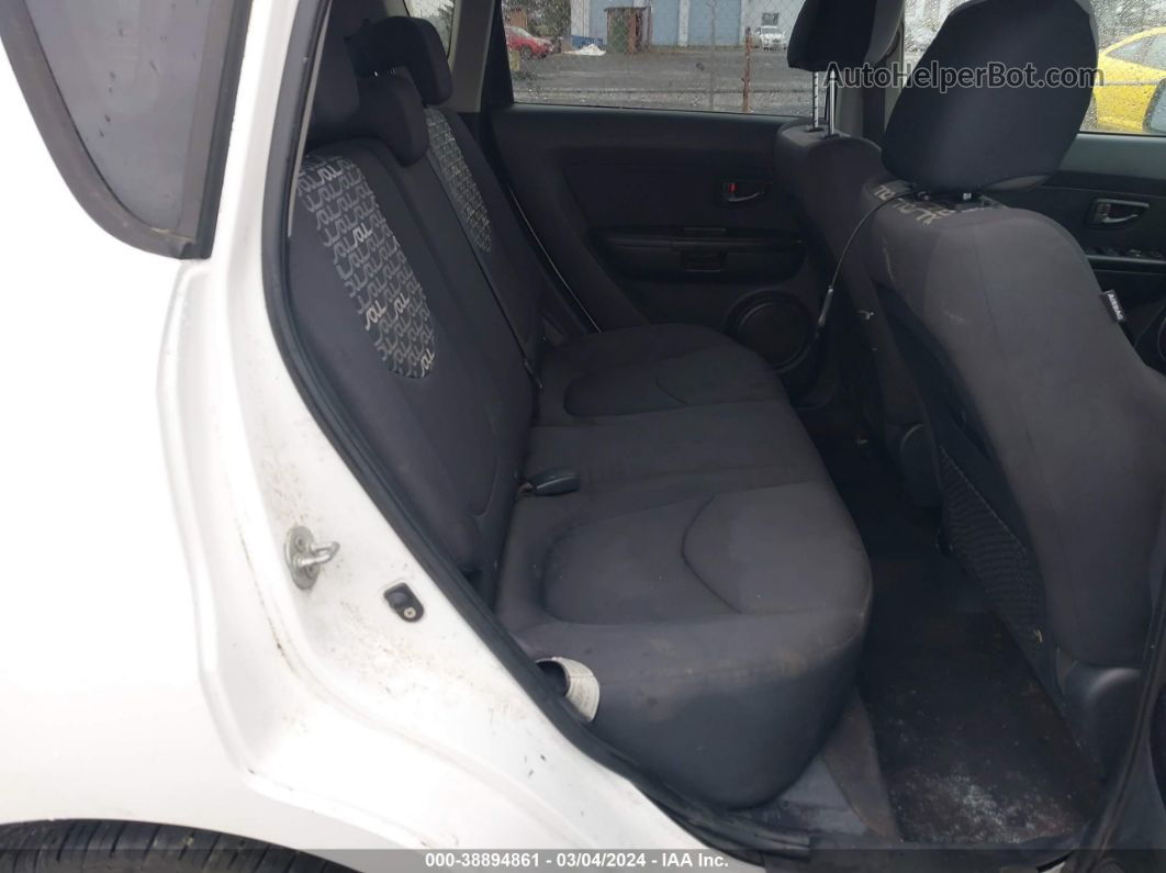 2010 Kia Soul + White vin: KNDJT2A23A7104465