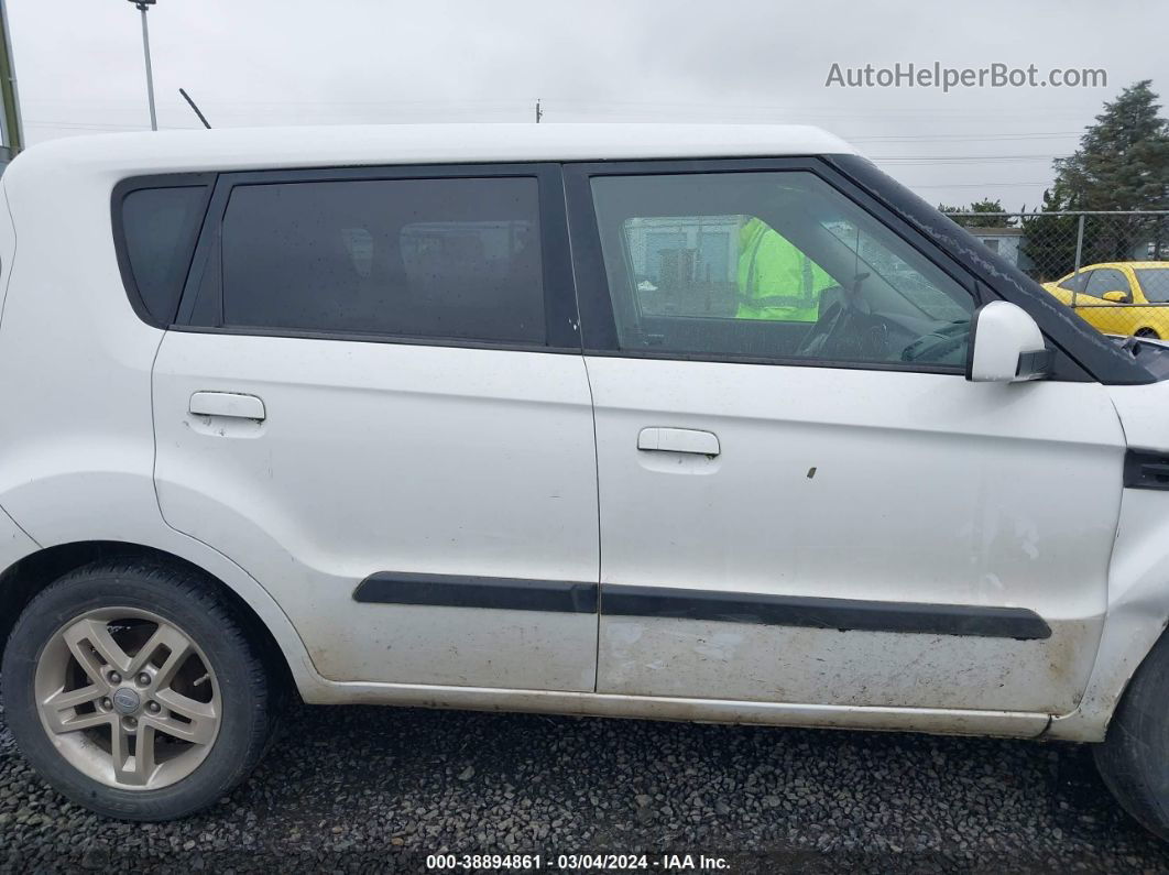 2010 Kia Soul + White vin: KNDJT2A23A7104465