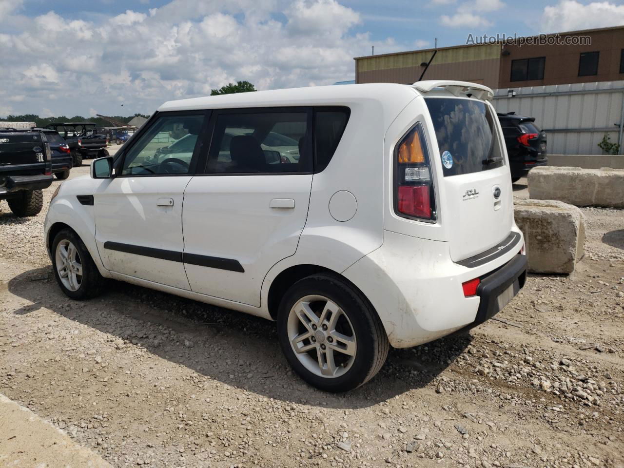 2010 Kia Soul + White vin: KNDJT2A25A7176851