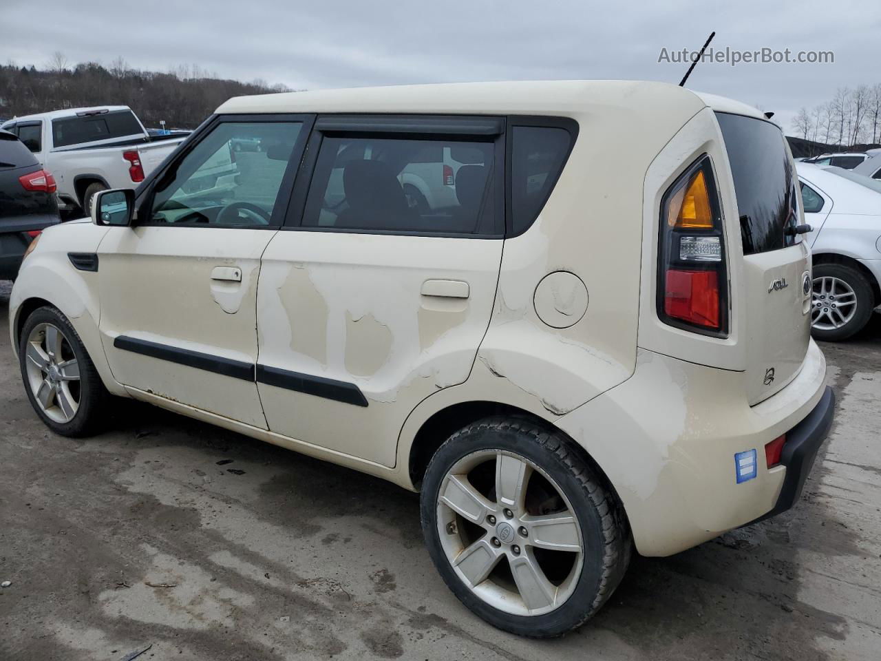 2010 Kia Soul + Cream vin: KNDJT2A28A7048829