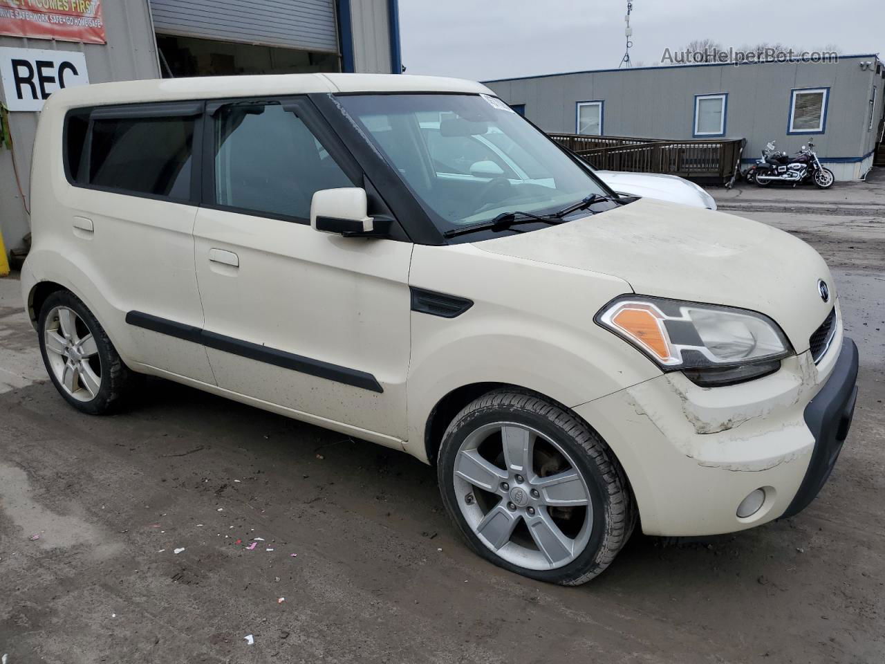 2010 Kia Soul + Cream vin: KNDJT2A28A7048829