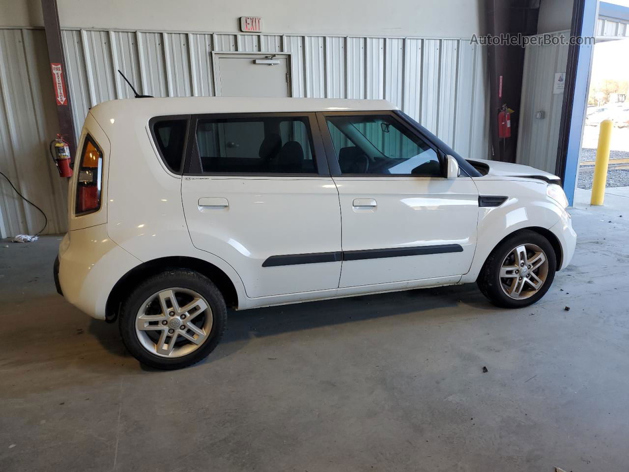 2010 Kia Soul + White vin: KNDJT2A28A7171353