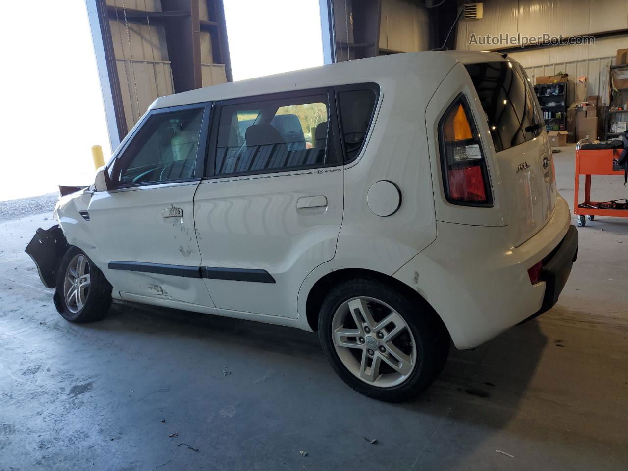 2010 Kia Soul + White vin: KNDJT2A28A7171353