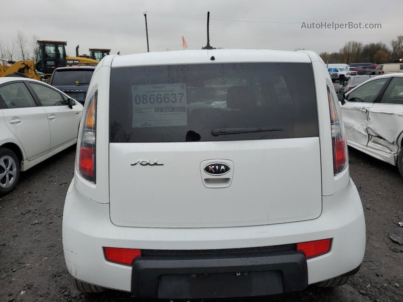 2010 Kia Soul + White vin: KNDJT2A29A7057393